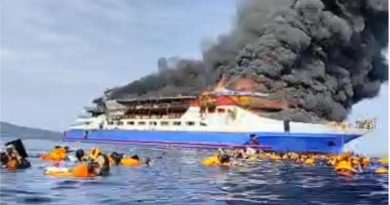 Kapal Penumpang Barcelona V Terbakar