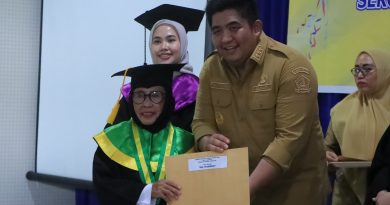 50 Atok Nenek Diwisuda Bupati Roby dari Sekolah Lansia di Bintan