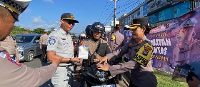 Jumat Berkah, Polres Bintan Bagikan Makanan hingga Helm SNI ke Pengendara