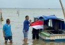 Polda Kepri Bagikan Bendera Merah Putih untuk Nelayan di Batam