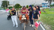 Menjelang HUT RI ke-80, Gagak Hitam Lingga Bagikan Ratusan Bendera Merah Putih