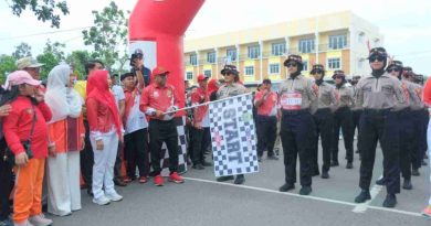 Wali Kota Lis Lepas Gerak Jalan Proklamasi 8 Km: Hiburan Warga, Berkah UMKM
