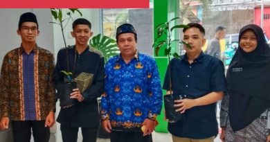 Implementasikan Program Ekoteologi, KUA Bukit Bestari Bersama Mahasiswa PPL STAIN SAR Kepri Serahkan Bibit Gratis
