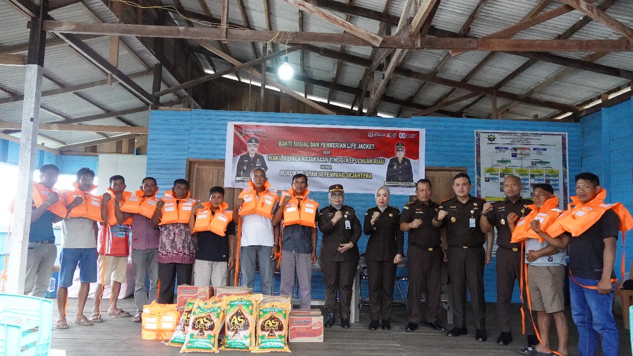 akajati Kepri Irene Putrie supervisi dan bagi life jacket di Natuna akajati Kepri Irene Putrie supervisi dan bagi life jacket di Natuna