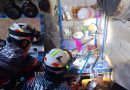 Damkar Tanjung Uban Evakuasi Ular Kobra dari Rumah Warga di Kampung Sekera