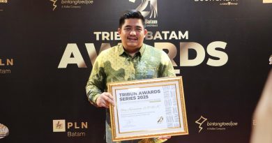 Bupati Roby Raih Penghargaan Tribun Batam Awards 2025, Konsisten Dorong Tenaga Kerja Lokal