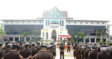 Kajati Kepri J. Devy Sudarso Pimpin Upacara Peringatan Hari Sumpah Pemuda ke-97 Tahun 2025 di Lapangan Kejati Kepri.