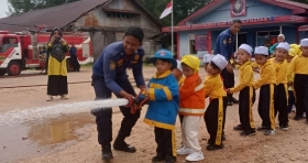 TK Aisyiyah Bustanul Athfal Dabo Singkep Kunjungi Pos Damkar dalam Kegiatan Edukatif