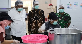 Bupati Roby Pastikan Menu MBG Higienis dan Bergizi Saat Tinjau Dapur Bintan Utara