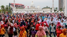 Ribuan Warga Padati Dataran Engku Putri, Senam Sehat Kota Batam 2025 Berlangsung Meriah