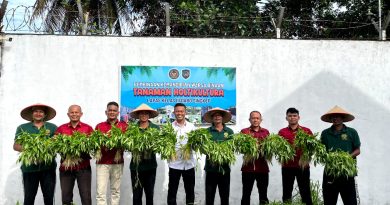 Warga Binaan Lapas Dabo Singkep Panen Kangkung di Kegiatan Farm Day