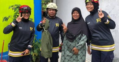 Damkar Tanjung Uban Evakuasi Ular Terbang dari Kap Sepeda Motor Warga
