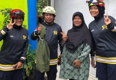 Damkar Tanjung Uban Evakuasi Ular Terbang dari Kap Sepeda Motor Warga