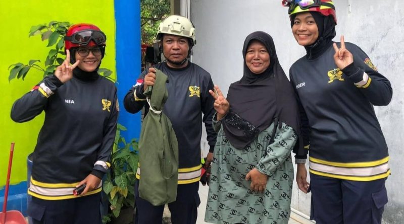 Damkar Tanjung Uban Evakuasi Ular Terbang dari Kap Sepeda Motor Warga