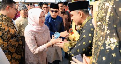 Deby Maryanti Hadiri Penganugerahan Gelar Datok Seri Diwangsa Wira Perdana untuk Ketua MPR RI Ahmad Muzani