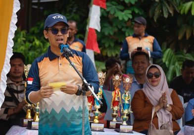 Gerak Jalan HUT PGRI di Niur Permai Meriah, Bupati Karimun Ajak Guru dan Siswa Jaga Semangat Kebersamaan