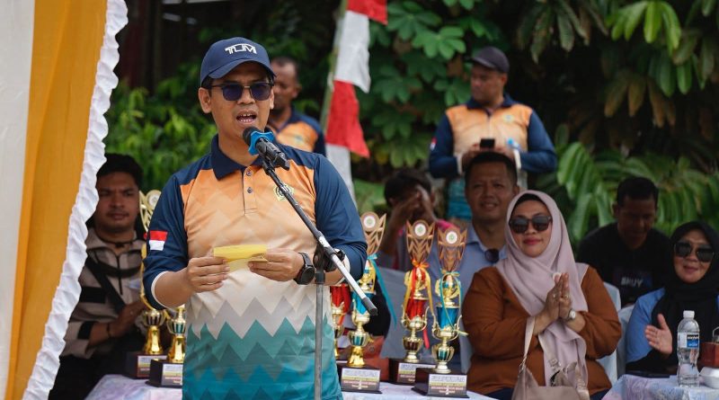 Gerak Jalan HUT PGRI di Niur Permai Meriah, Bupati Karimun Ajak Guru dan Siswa Jaga Semangat Kebersamaan