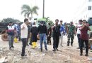 Wali Kota Batam Amsakar Turun Tangan Bersihkan Sampah di Seibeduk