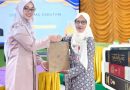 Penyerahan Buku Karya Kepala Sekolah SD 013, Perkuat Koleksi Perpustakaan Raja Muhammad Yusuf Al Ahmadi