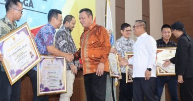 Gubernur Ansar Ahmad Serahkan Hadiah umroh Kepada Para Wajib Pajak Yang Taat di Gebyar Pajak Kendaraan Bermotor