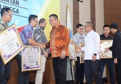 Gubernur Ansar Ahmad Serahkan Hadiah umroh Kepada Para Wajib Pajak Yang Taat di Gebyar Pajak Kendaraan Bermotor