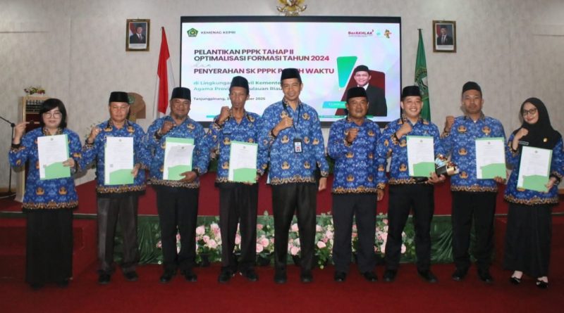 Tiga Pegawai Kemenag Tanjungpinang Terima SK PPPK Paruh Waktu, Erizal Tekankan Integritas dan Semangat Baru