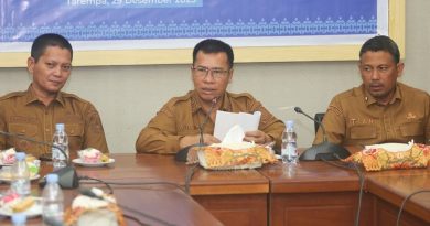 Bupati Anambas Serahkan Bansos Lansia dan Insentif Guru Ngaji Tahun 2025
