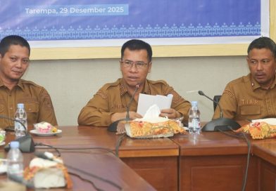 Bupati Anambas Serahkan Bansos Lansia dan Insentif Guru Ngaji Tahun 2025