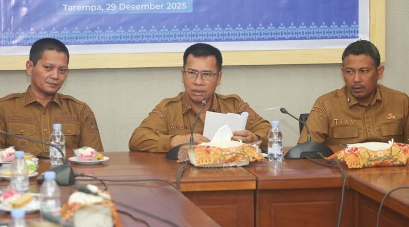 Bupati Anambas Serahkan Bansos Lansia dan Insentif Guru Ngaji Tahun 2025