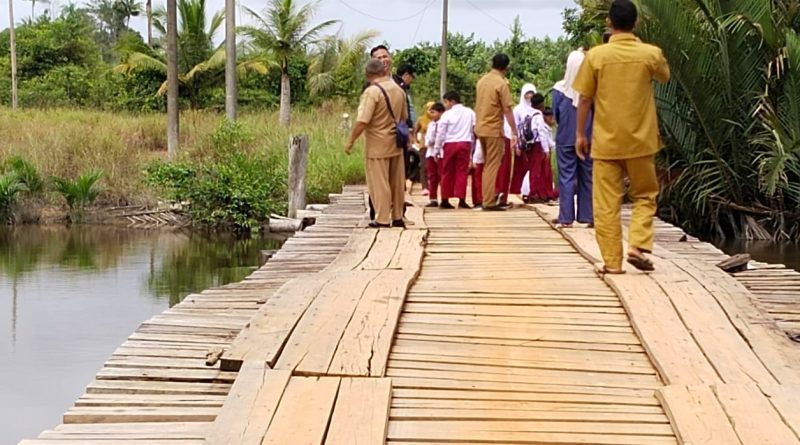 Jembatan Rusak di Marok Kecil Makin Parah, Warga Khawatirkan Keselamatan Pelajar — Kades Minta Pemerintah Segera Bertindak