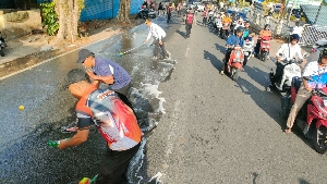 Tumpahan Oli di Jalan Ahmad Yani Sebabkan Enam Pengendara Motor Terjatuh