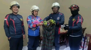 Ular Sawa Masuk Dapur, Warga Perum Citra Onix Minta Bantuan Damkar Tanjung Uban