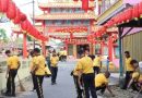 Sambut Imlek 2577 Kongzili, Polres Lingga Gelar Bakti Kebersihan di Klenteng
