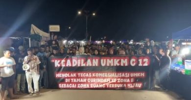 Ratusan UMKM Demo Tolak Bazar di Zona B Taman Gurindam 12