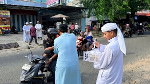Santri Pondok Al Ihsan Bintan Berbagi Takjil di Ganet dan Tanjunguban