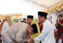 Jabat Tangan di Hari yang Fitri, Roby dan Hafizha Silaturahmi Lebaran dengan Masyarakat