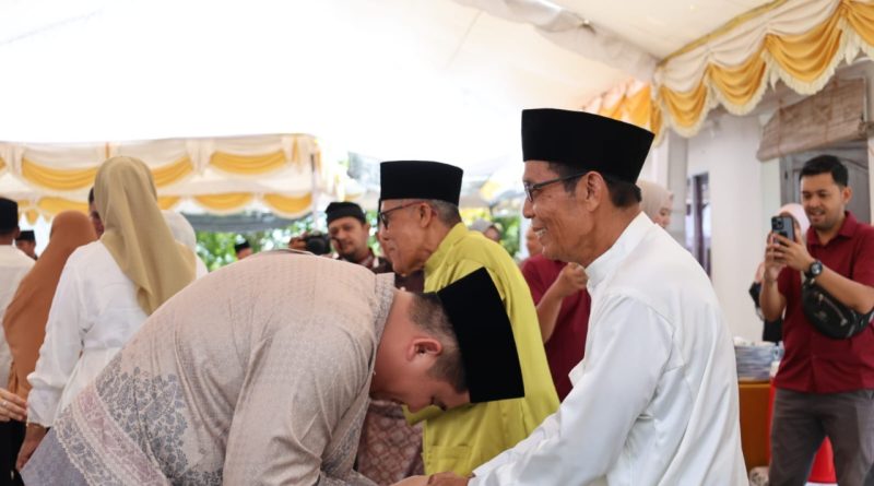 Jabat Tangan di Hari yang Fitri, Roby dan Hafizha Silaturahmi Lebaran dengan Masyarakat