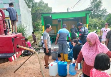 Damkar Tanjung Uban dan BPBD Bintan Salurkan 5.000 Liter Air Bersih ke Warga Oeban Village