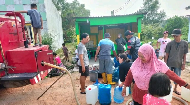 Damkar Tanjung Uban dan BPBD Bintan Salurkan 5.000 Liter Air Bersih ke Warga Oeban Village