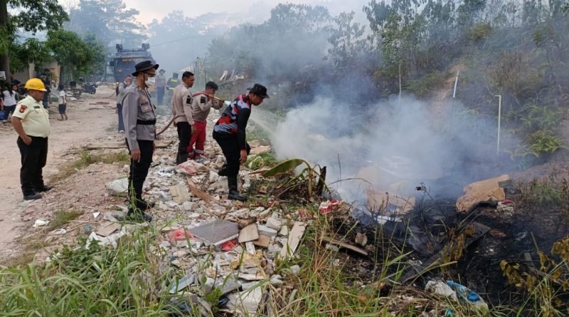 Polda Kepri dan Tim Gabungan Padamkan 5 Titik Kebakaran Lahan di Batam, Situasi Terkendali