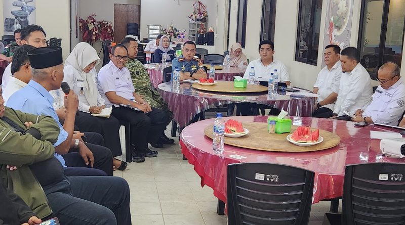 Bupati Roby Pimpin Rapat Perkembangan Pendataan Ulang Bangunan Masyarakat dan TNI AL di Tanjung Uban