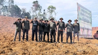 Sekda Lingga Tanam 5.000 Benih Semangka di Lahan Ketahanan Pangan Kogabwilhan I