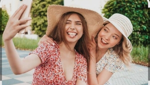 Pose Dua Jari Saat Selfie Bisa Jadi Celah Pencurian Sidik Jari, Pakar Siber Beri Peringatan