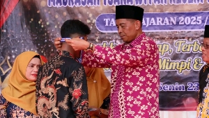 Tangis Haru Warnai Pelepasan Siswa Kelas IX MTsN Tanjungpinang, Erizal: Jangan Pernah Kecewakan Orang Tua