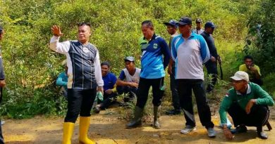 Bupati Lingga Tinjau Jalur Pemasangan Tiang PLN, Warga Bergotong Royong Wujudkan Listrik Masuk Desa