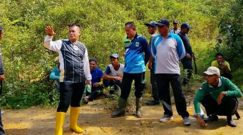 Bupati Lingga Tinjau Jalur Pemasangan Tiang PLN, Warga Bergotong Royong Wujudkan Listrik Masuk Desa