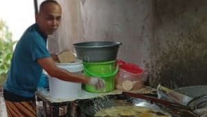 Hujan Guyur Tanjungpinang, Penjualan Gorengan Pedagang Kecil Ikut Meningkat