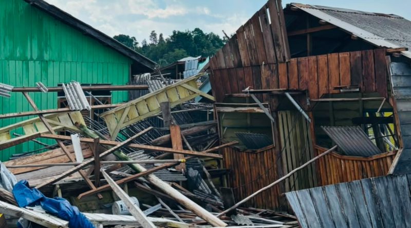 Angin Puting Beliung Terjang Desa Tanjung Kelit, Sejumlah Rumah Warga Roboh