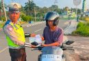 Satlantas Polres Lingga Gencarkan Edukasi Tertib Berlalu Lintas, Bagikan Brosur kepada Pengendara