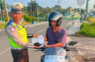 Satlantas Polres Lingga Gencarkan Edukasi Tertib Berlalu Lintas, Bagikan Brosur kepada Pengendara